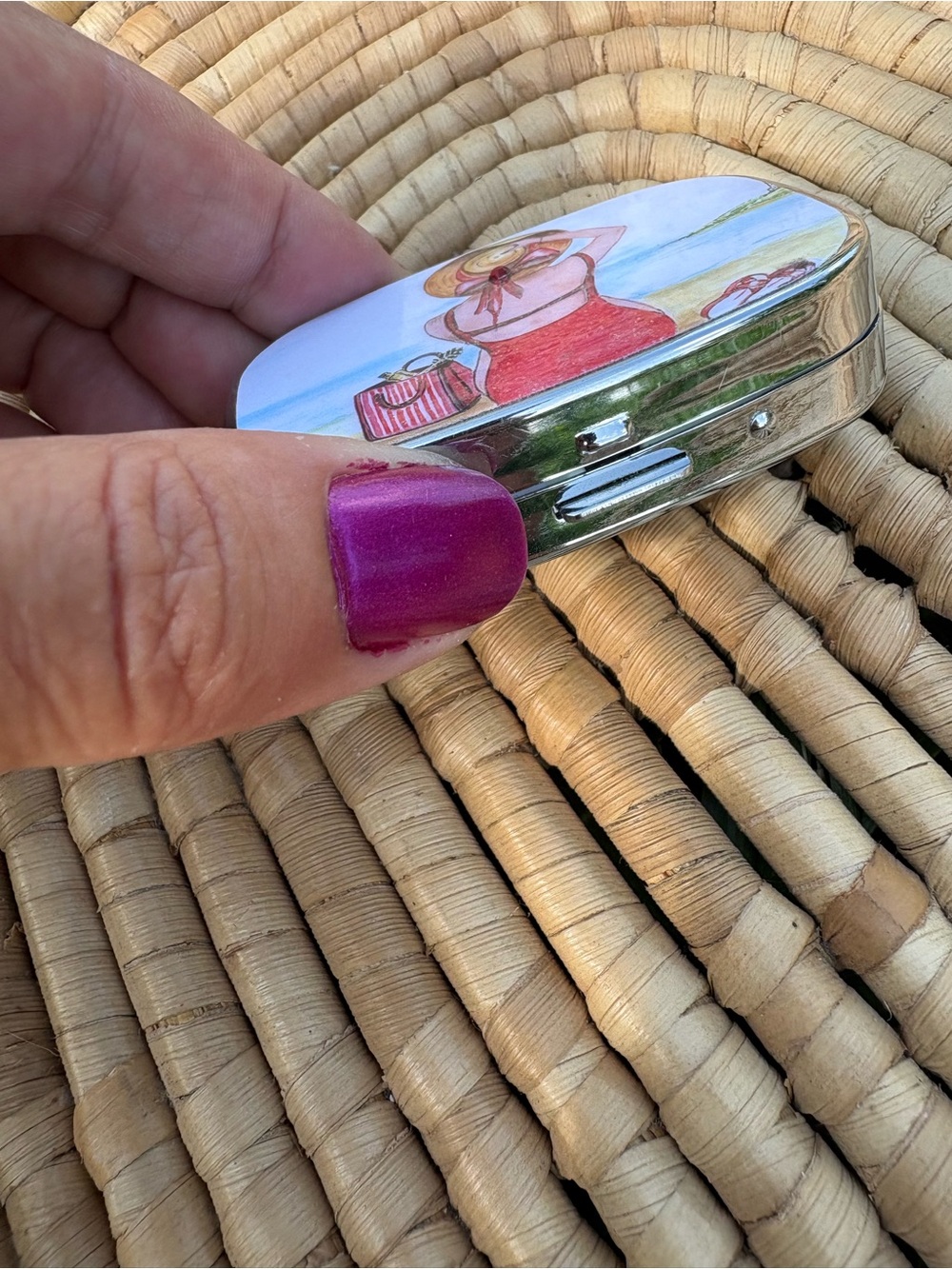 Art Deco ~ Compact Pill Box with Red Dress Beach Illustration Storage - Picture 5 of 5